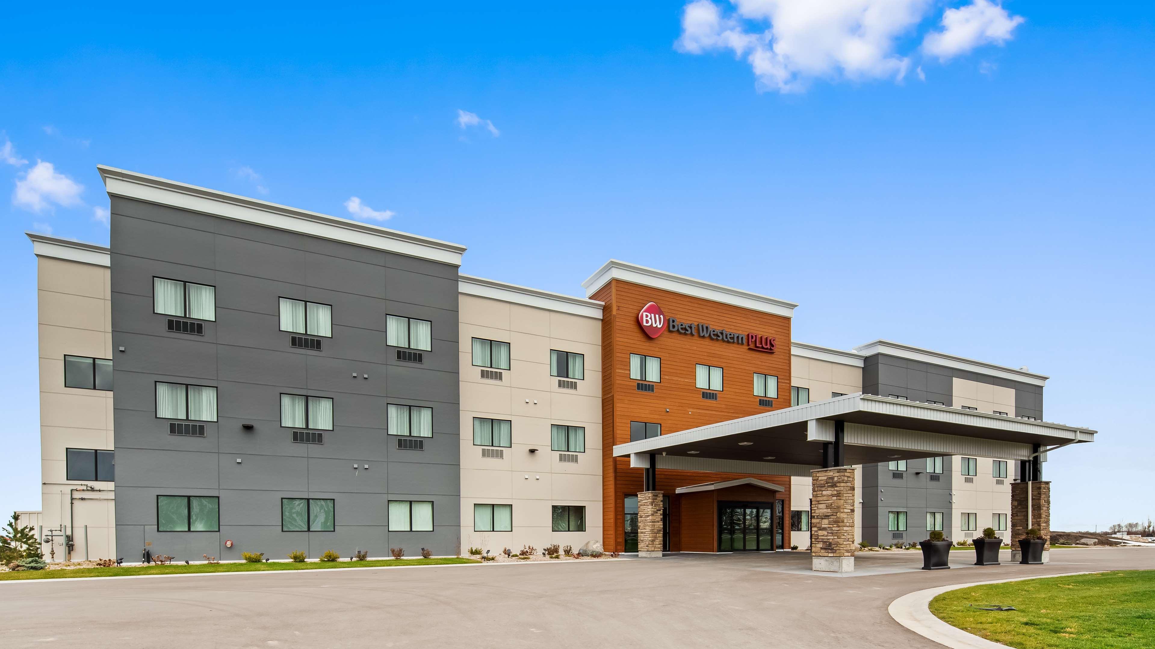 Best Western Plus Morden Hotel Exterior photo